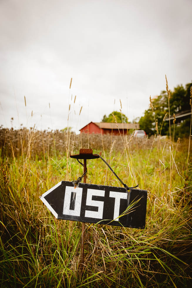 Skylt på väg till Skogsbackens Ost